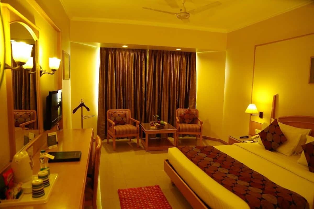 Brankas, setrika/meja setrika, dan tempat tidur lipat/tambahan