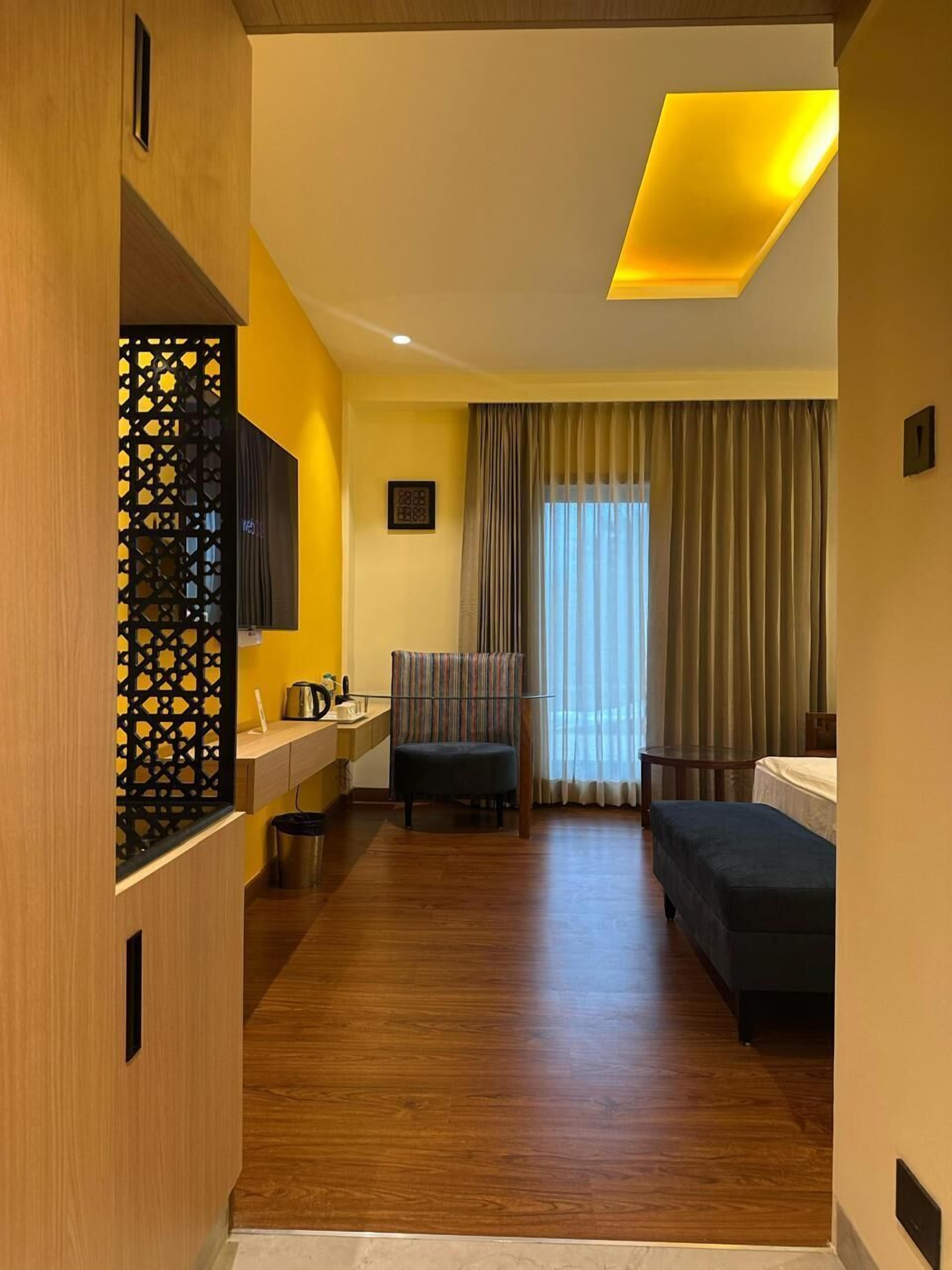 Deluxe Room | Minibar, in-room safe, individually furnished, desk