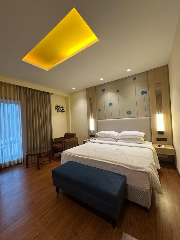 Deluxe Room | Minibar, in-room safe, individually furnished, desk