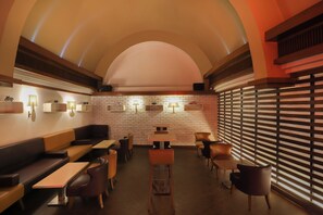 Bar (on property) - Lemon Tree Hotel, Aurangabad (Chhatrapati Sambhajinagar)