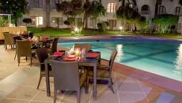 2 restaurants, international cuisine