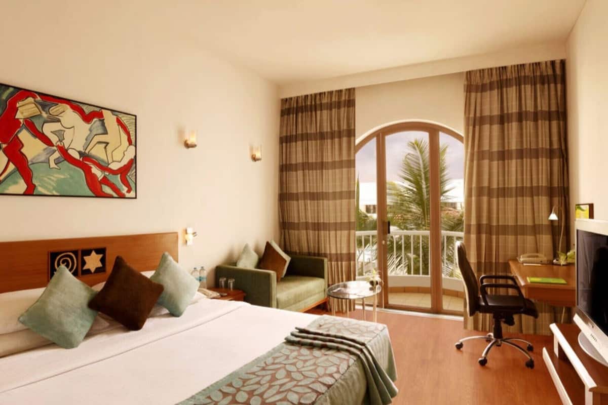 Egyptian cotton sheets, premium bedding, minibar, in-room safe