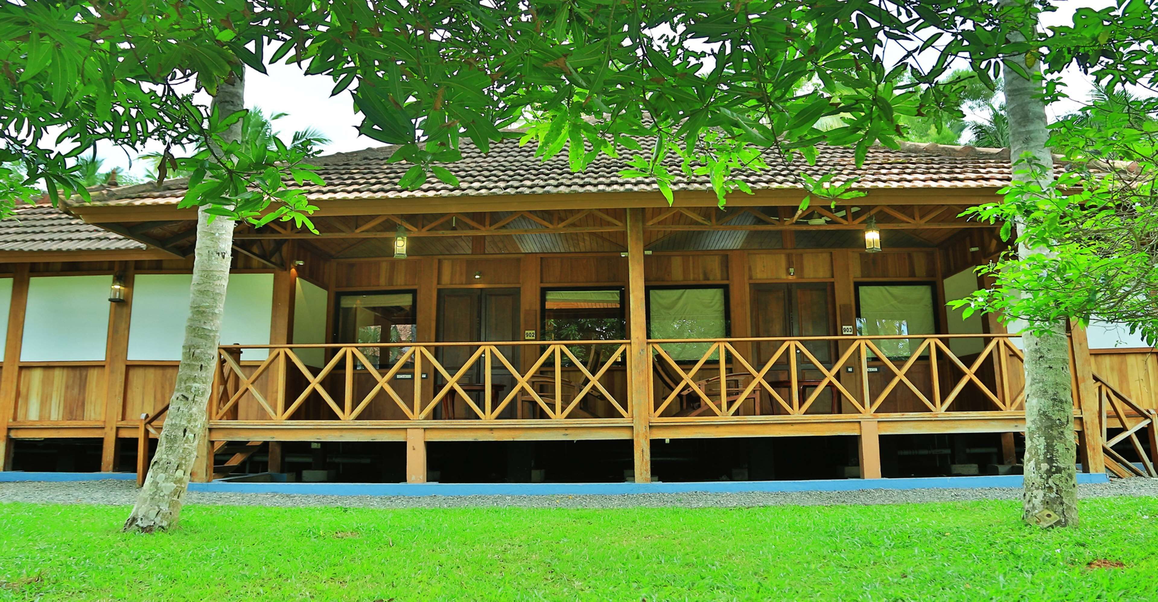 Un bâtiment en bois doté d’un balcon et de grandes fenêtres.