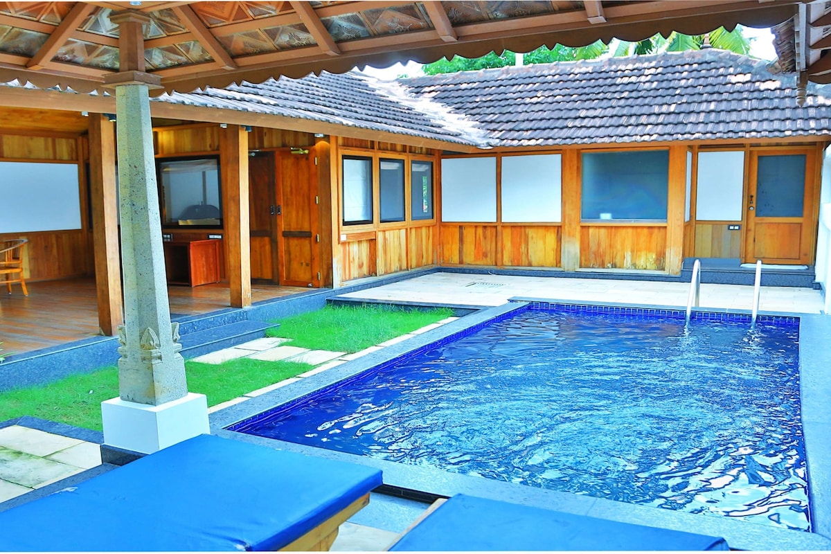Villa, alberca privada | Alberca | 3 albercas al aire libre, sombrillas en la alberca y camastros