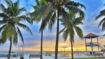 Pantai berhampiran, pasir putih, pengangkutan ulang-alik pantai 