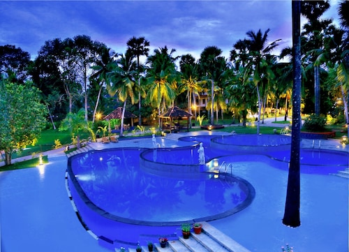 Estuary Sarovar Premiere , Poovar Island