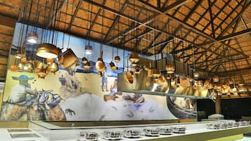 3 restaurants, breakfast, lunch, dinner served; seafood