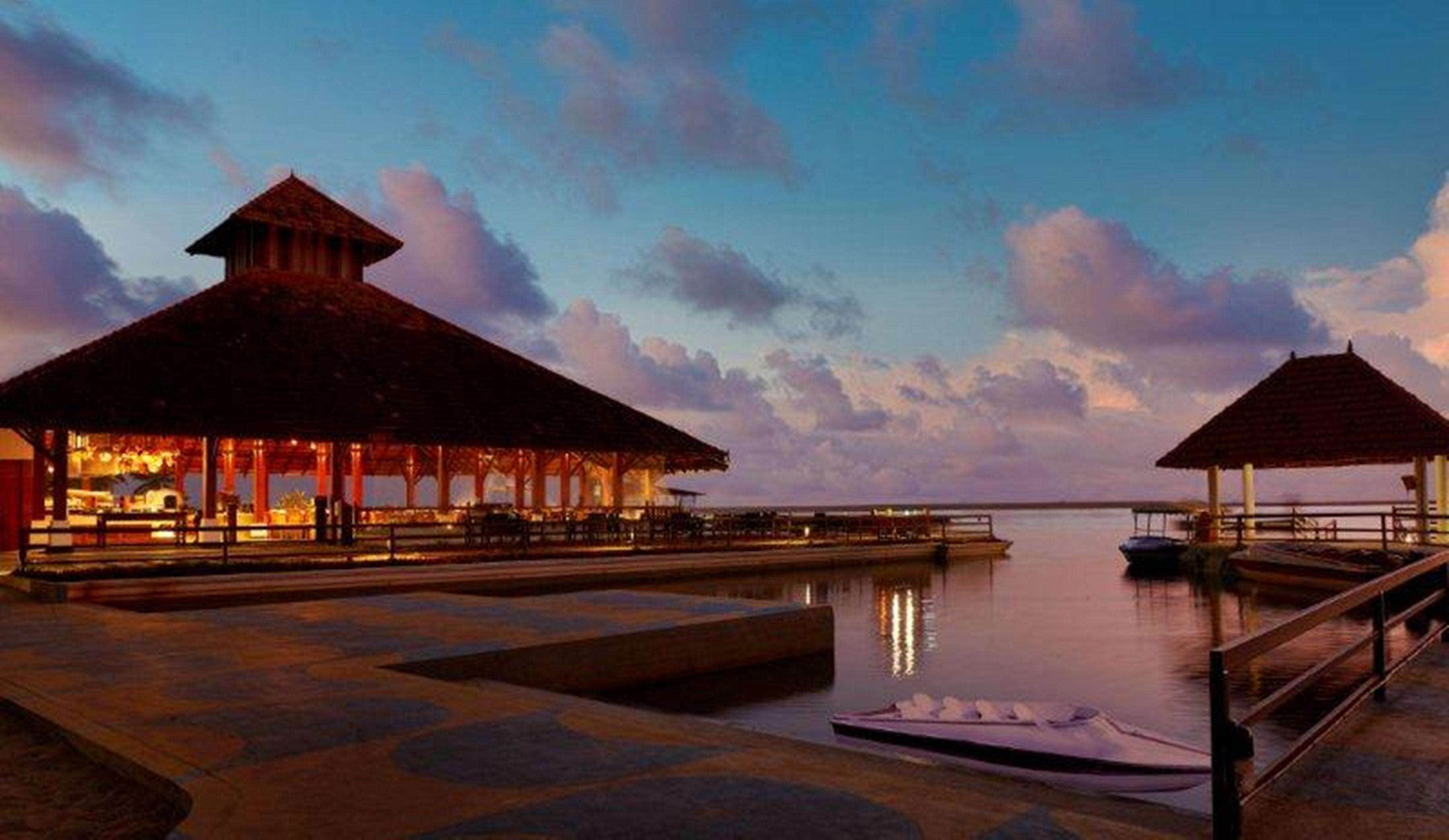 Resort à beira-mar com área de refeições coberta e um cais para barcos.