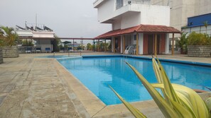 Piscina a l'aire lliure i piscina a la terrassa superior 