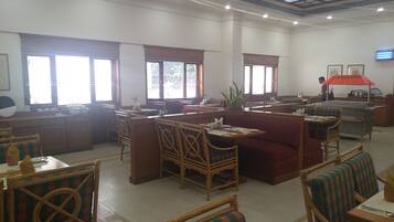 朝食、ランチ、ディナーに営業