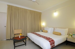 Selimut bulu angsa, tempat tidur Select Comfort, minibar, dan brankas