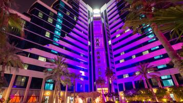 Vista frontal de la propiedad por la tarde o noche