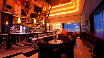 Bar à cocktails, vue sur la mer, ouvert tous les jours