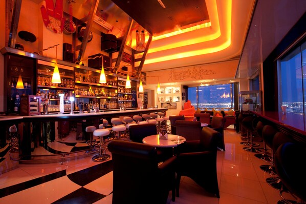 Cocktail bar, ocean views, open daily