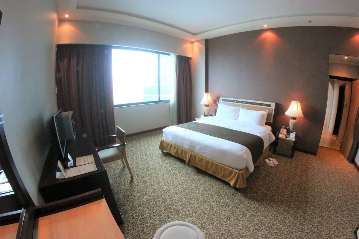 Three Bedrooms suite with Sea View | أغطية فراش متميزة وخزنة داخل الغرفة ومكتب ومساحة عمل للكمبيوتر المحمول