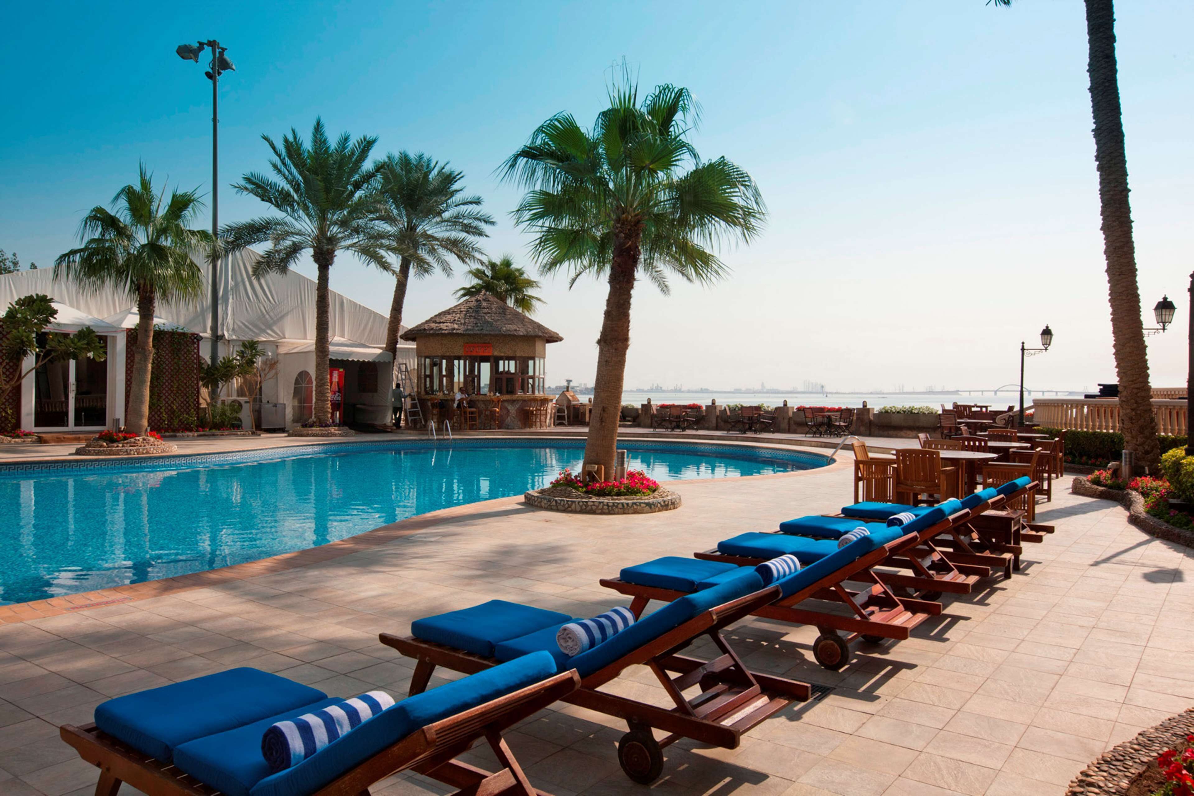 Piscine extérieure, parasols de plage, chaises longues