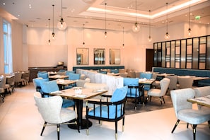 2 restaurantes; se sirven desayunos, almuerzos y cocina internacional
