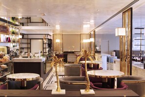 2 restaurantes, se sirven desayunos, comidas y cocina internacional