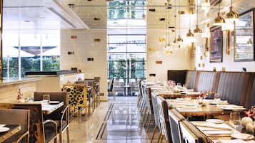 2 restaurants, breakfast, lunch, dinner served; international cuisine