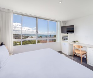 Apartemen, 2 kamar tidur, pemandangan teluk | Meja kerja, ruang kerja ramah laptop, dan kedap suara