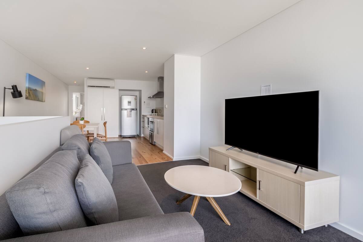 flat-screen tv, dvd player