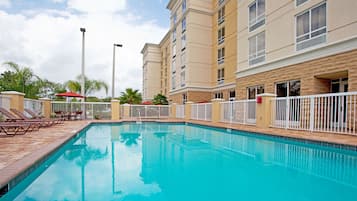 Piscina a l'aire lliure i gandules