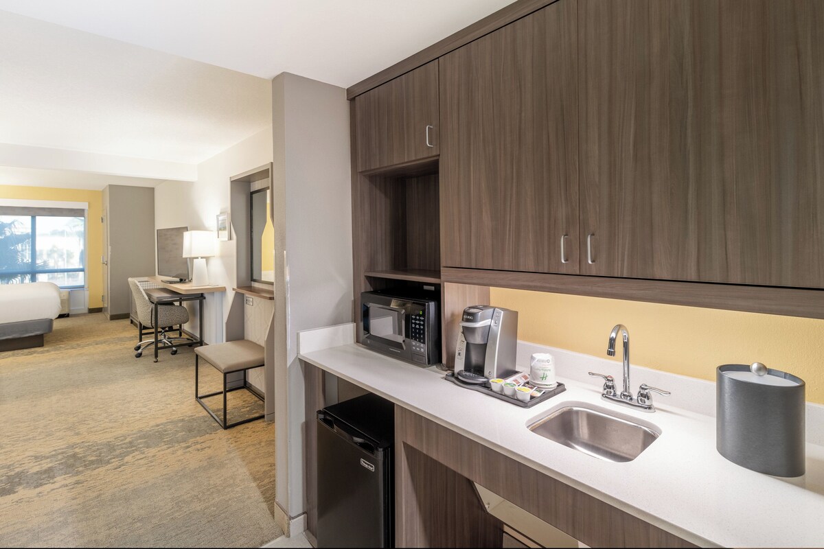 Suite, 1 slaapkamer | Een bureau, een strijkplank/strijkijzer, gratis babybedden