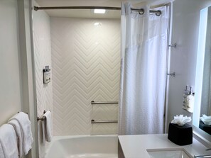 Standardzimmer, 2 Queen-Betten, barrierearme Badewanne (Mobility, Accessible Tub) | Schreibtisch, Bügeleisen/Bügelbrett, kostenlose Babybetten