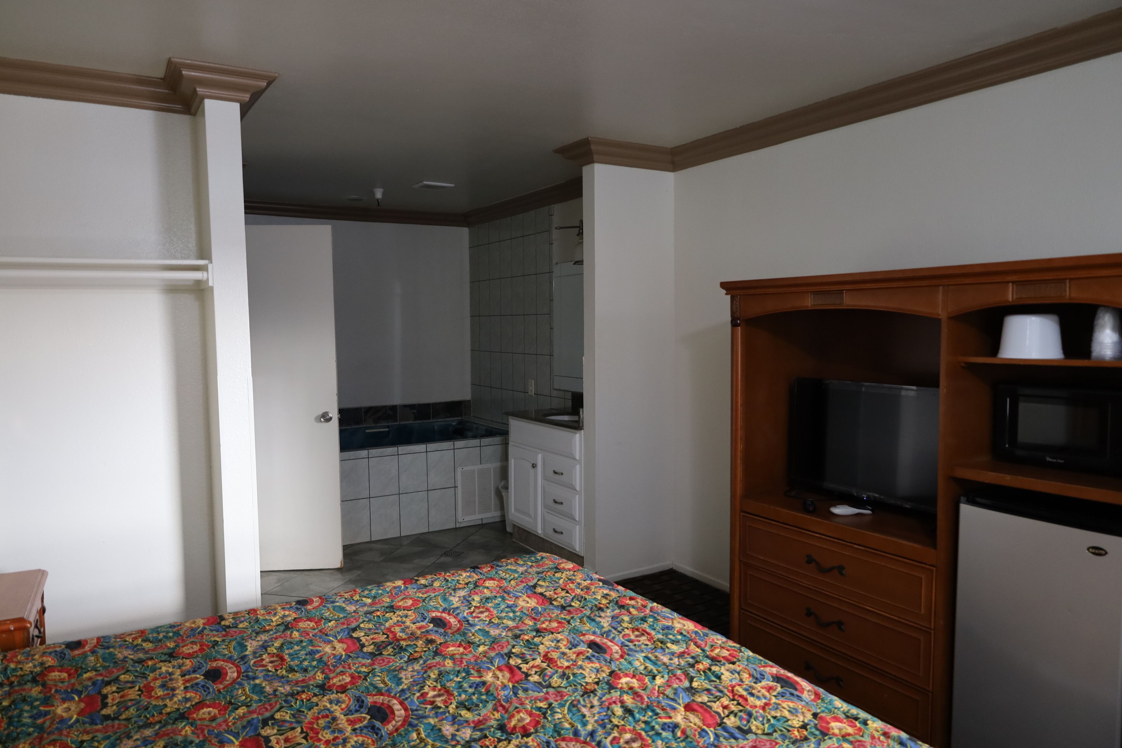 Romantisches Einzelzimmer | Hochwertige Bettwaren, Verdunkelungsvorhänge, Bügeleisen/Bügelbrett