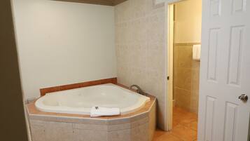 Habitación individual romántica | Baño | Ducha y bañera combinadas y artículos de higiene personal gratuitos