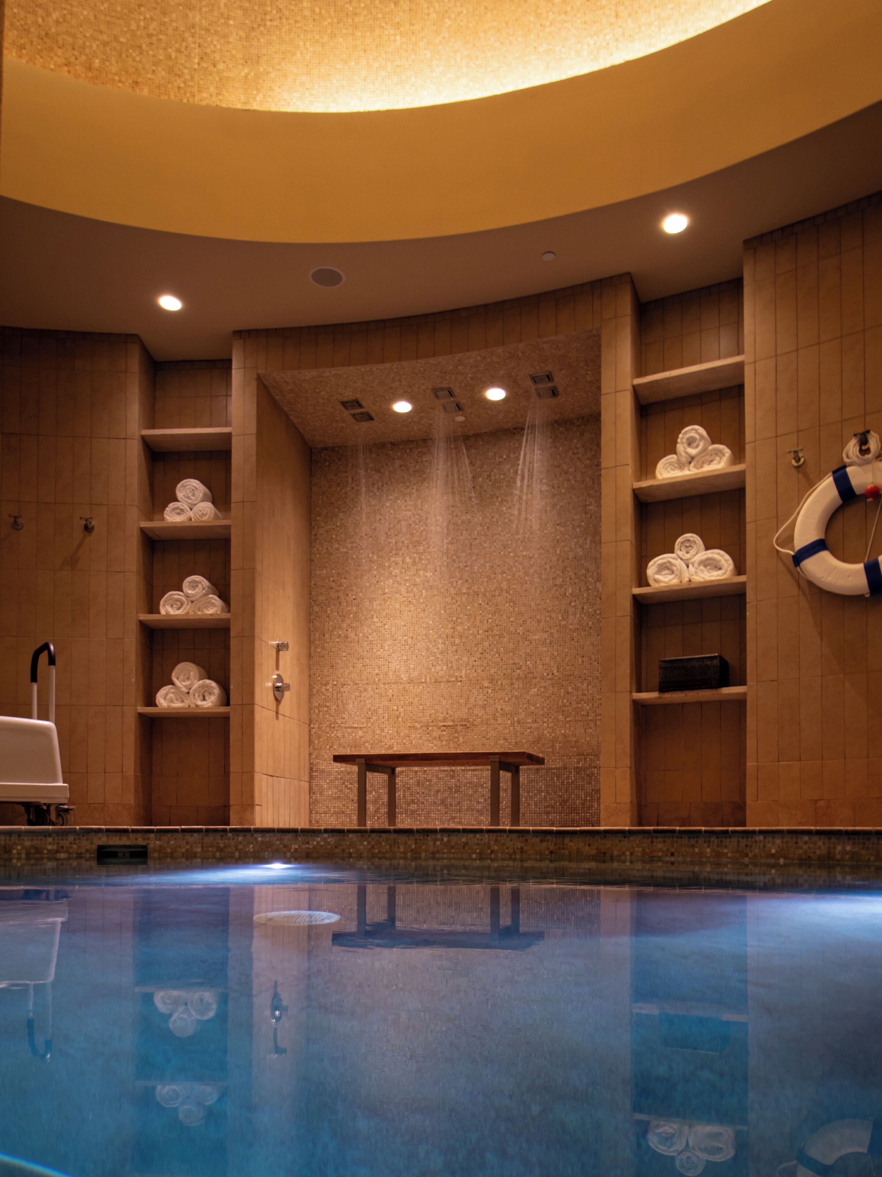 Salas de tratamiento para parejas, sauna y tina de hidromasaje 