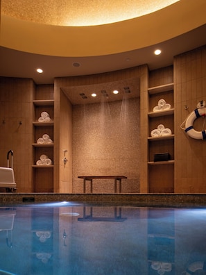 Couples treatment room(s), sauna, hot tub, steam room