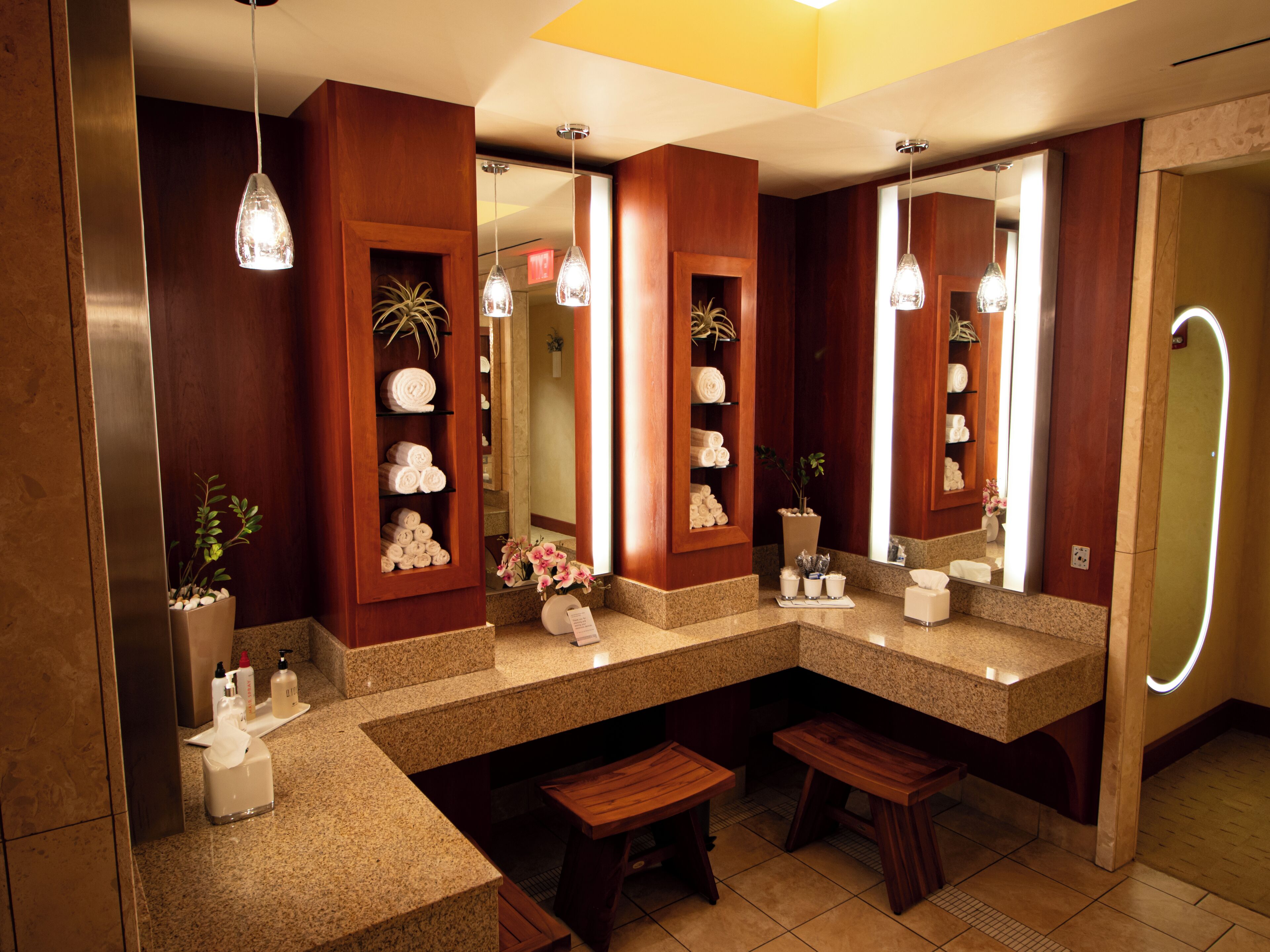 Salas de tratamiento para parejas, sauna y tina de hidromasaje 