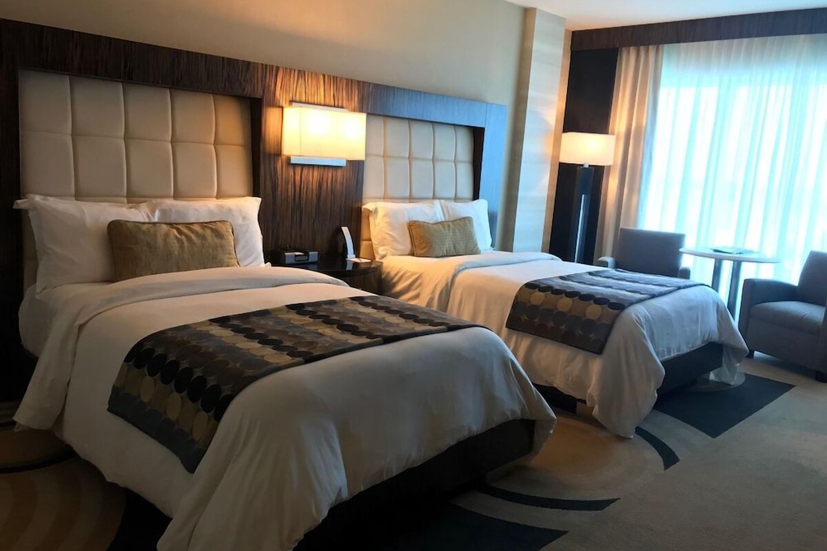 Luxe beddengoed, een kluis op de kamer, een bureau, een laptopwerkplek