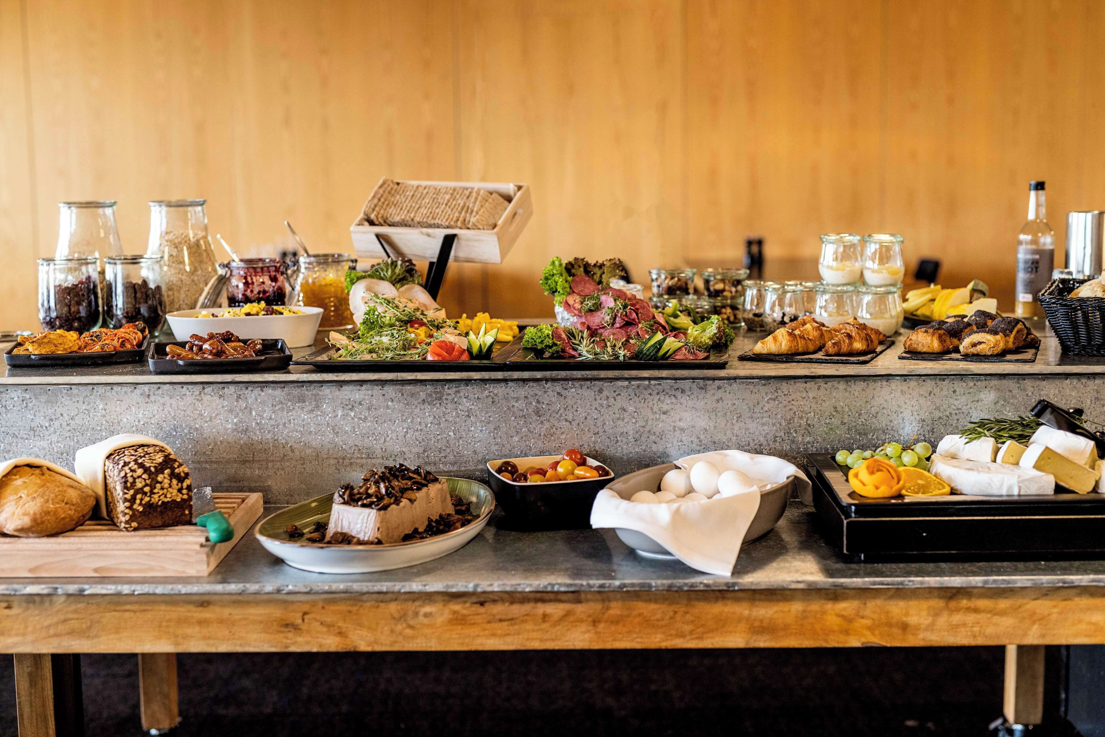 free buffet breakfast