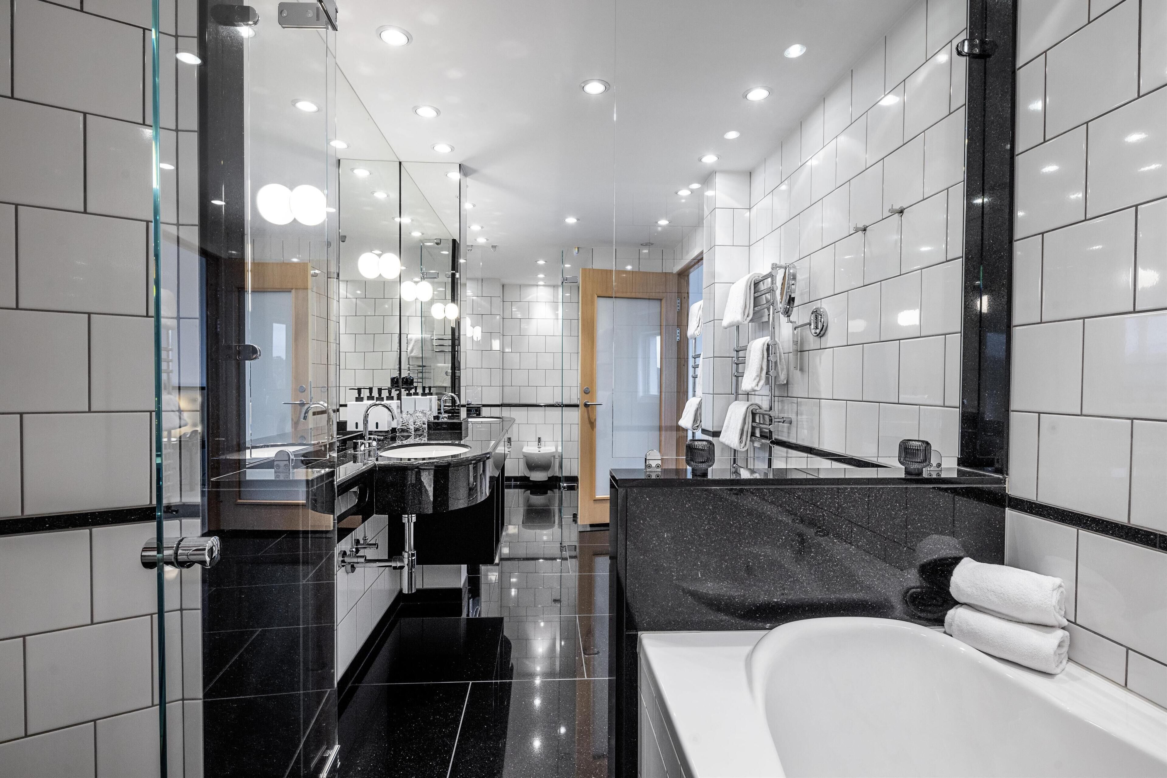 suite (master) | bathroom | shower, free toiletries, hair dryer, towels