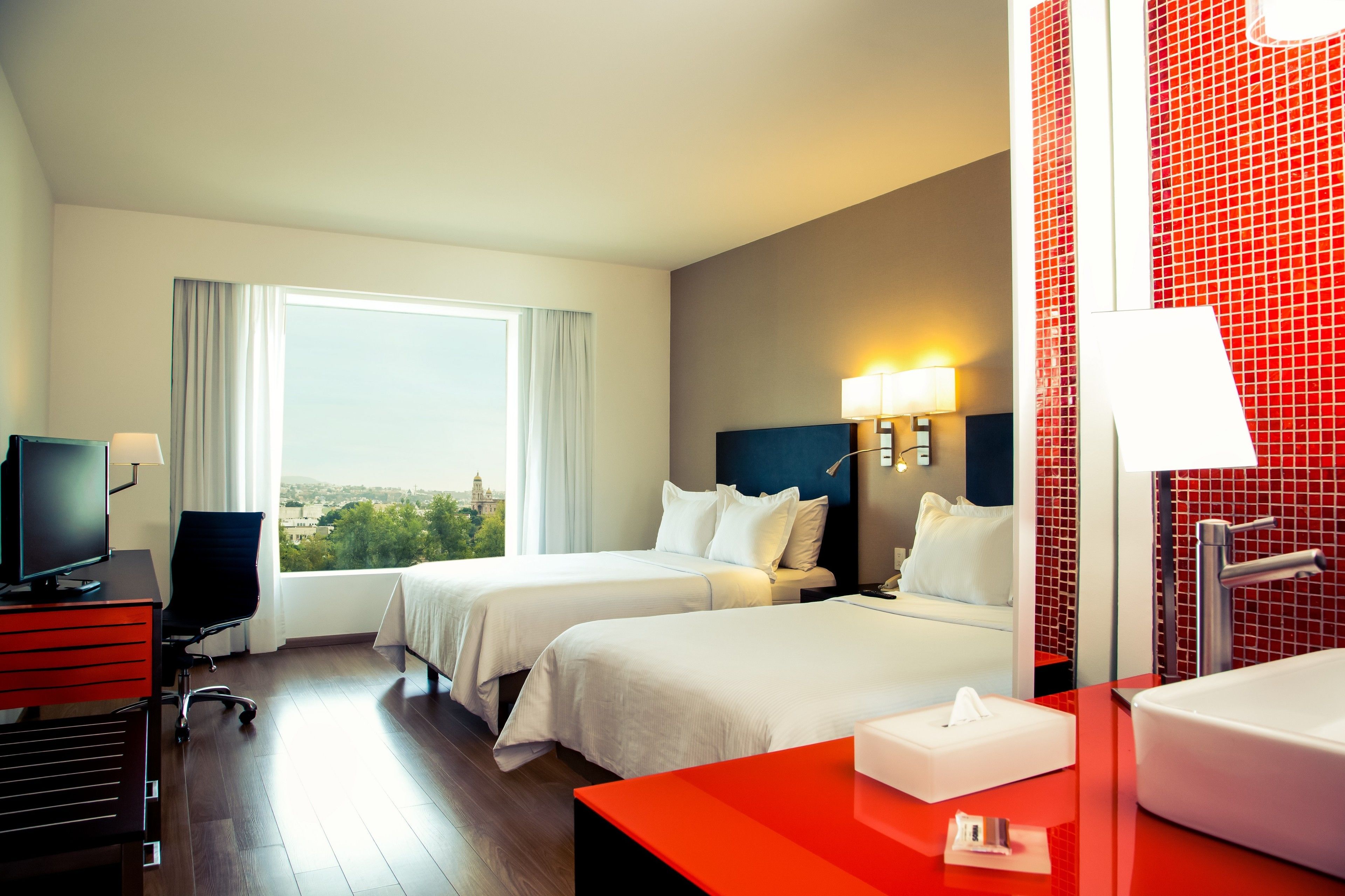 华丽客房, 2 张双人床 | 客房内保险箱、办公桌、熨斗/熨衣板、免费 WiFi