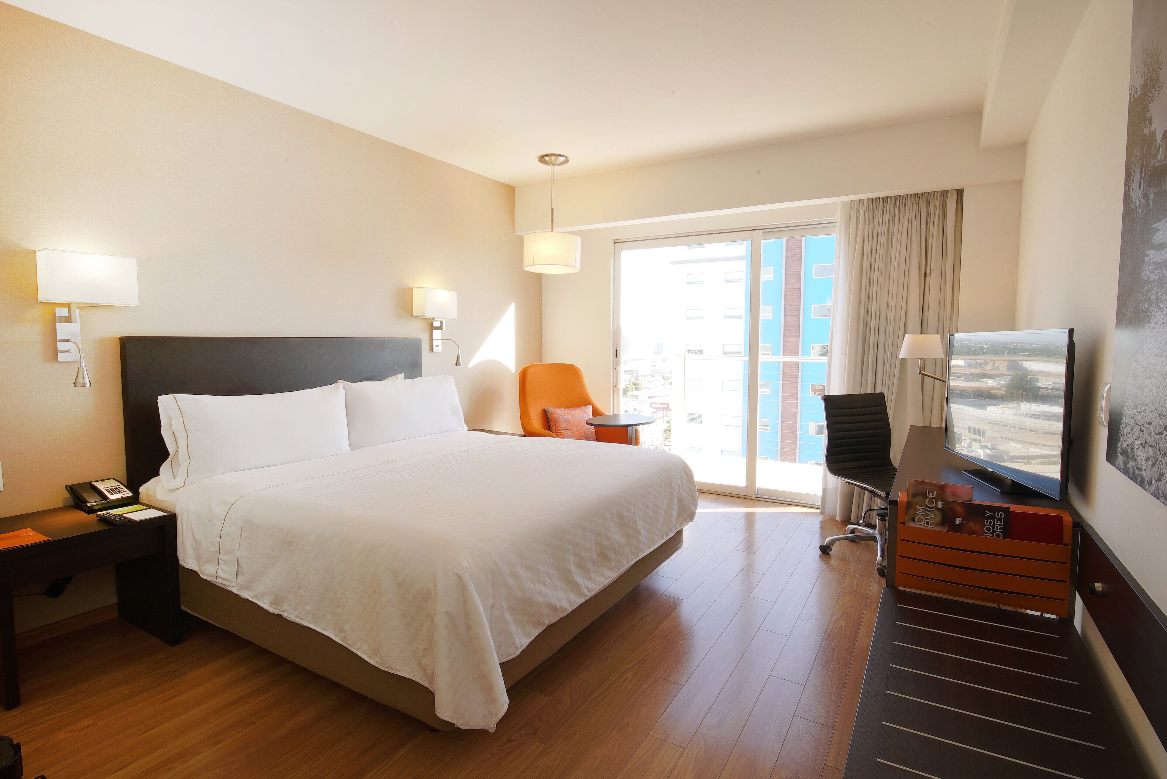 deluxe room, 1 king bed | in-room safe, desk, iron/ironing board, free wifi