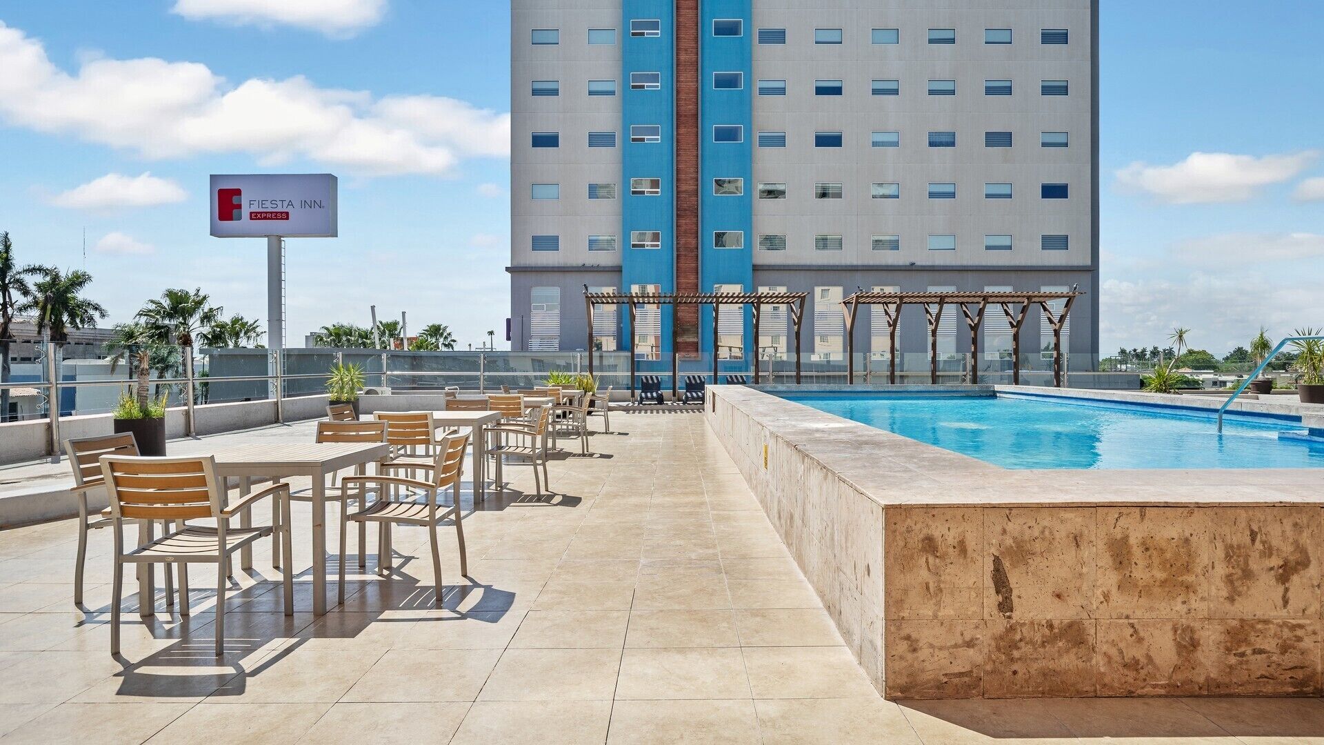 Una piscina al aire libre