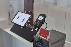 A mobile phone charging station with a tablet and a bottle of water. - Fiesta Inn Express Ciudad Obregón (Cajeme)