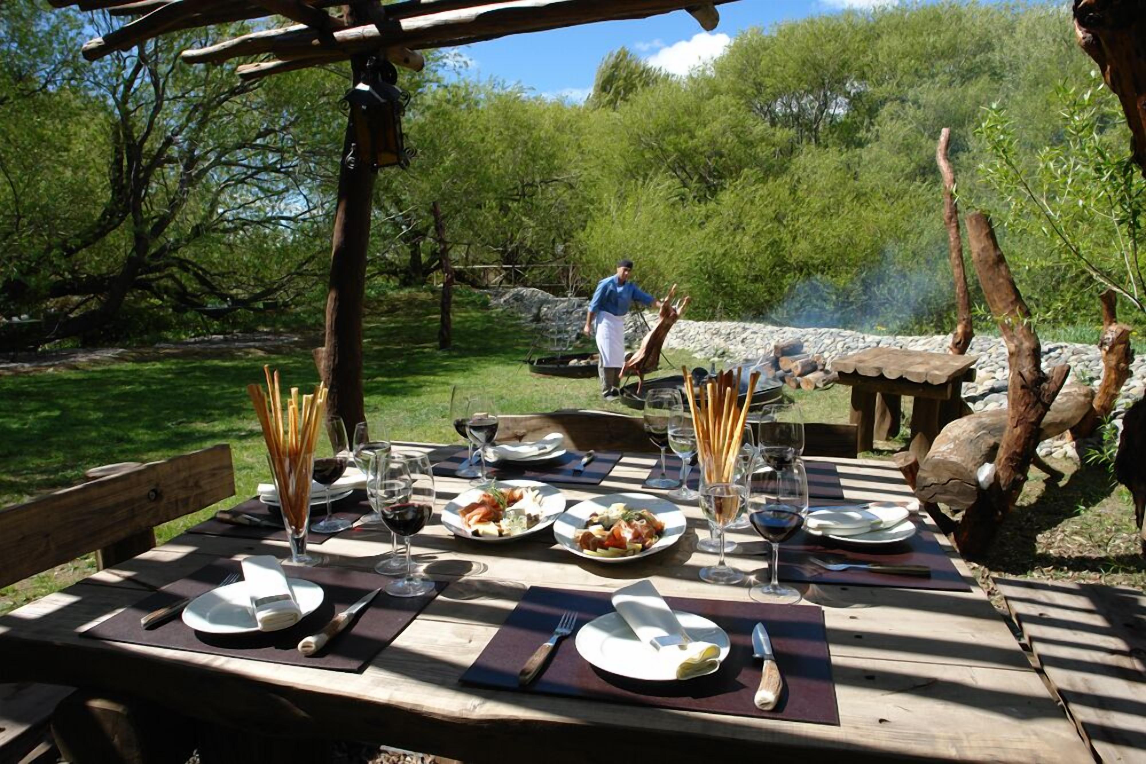 2 restaurants, breakfast served