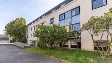 Un bâtiment moderne doté de grandes fenêtres et d’un toit plat.
