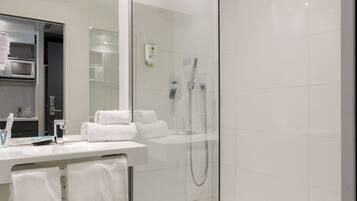 Studio, 1 Queen Bed | Bathroom | Eco-friendly toiletries, hair dryer, towels