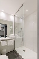 Stüdyo, 1 Büyük (Queen) Boy Yatak | Banyo | Çevre dostu banyo/kozmetik ürünleri, saç kurutma makinesi, havlu 