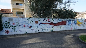 Seinä, joka on koristeltu värikkäillä graffitimaalauksilla.