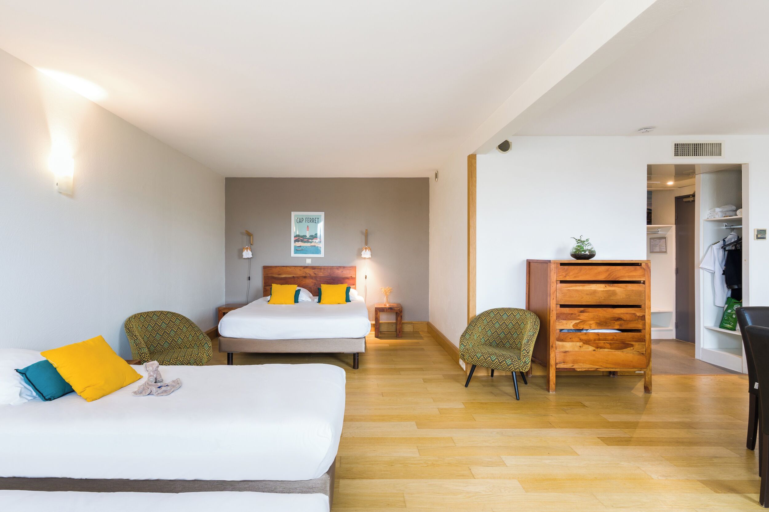 Tabla de planchar con plancha, wifi gratis y ropa de cama 