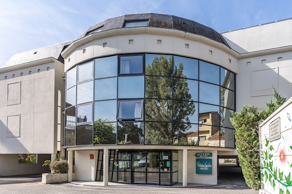 Fachada de la propiedad por la tarde o noche