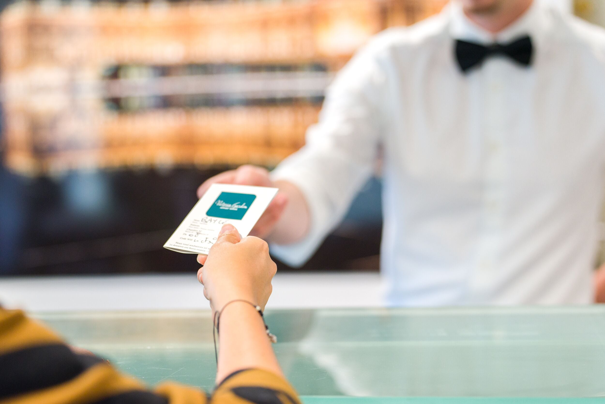 Une personne tenant une carte à un comptoir.