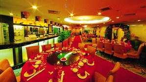 2 间餐厅，供应早餐、午餐、晚餐和早午餐