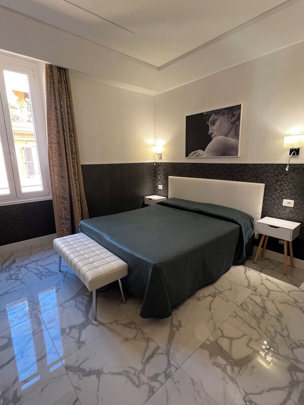 Minibar, soundproofing, free WiFi, bed sheets - Hotel Garda (Rome)